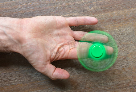 狂热图片摄影照片_Fidget 手指旋转压力玩具的图片