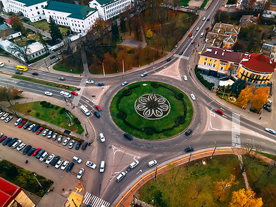 欧洲小城市秋季阴天环岛公路与圆形汽车的鸟瞰图