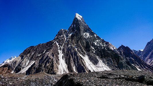 喀喇昆仑山脉的米特雷峰，从巴基斯坦 K2 K2 大本营的 Concordia 营地欣赏日落美景。