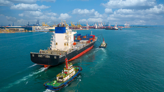 集装箱船运载集装箱箱进出口到商业港口，全球商业货运商业贸易物流和集装箱船在全球范围内的海外运输。