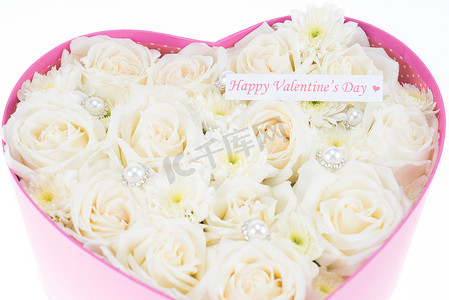钻石鲜花摄影照片_白玫瑰、珍珠和钻石装在心形盒子里