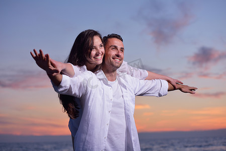 海滩上的年轻夫妇玩得开心