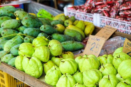 买水果摄影照片_新鲜市场桌上的青芒果和新鲜水果
