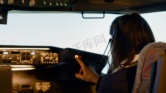 航空公司求职简历摄影照片_穿制服的女副驾驶准备起飞航空公司航班