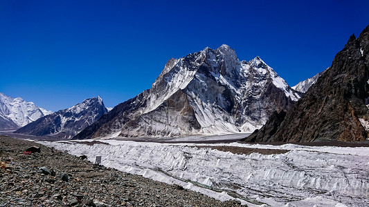 巴基斯坦喀喇昆仑山脉康科迪亚 (Concordia) 的乔戈里峰 (K2) 和布洛阿特峰 (Broad Peak)