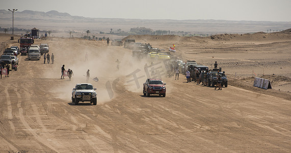 越野卡车参加极限运动沙漠拉力赛