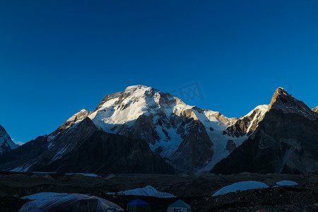 巴基斯坦喀喇昆仑山脉康科迪亚 (Concordia) 的乔戈里峰 (K2) 和布洛阿特峰 (Broad Peak)