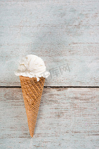 冰淇冰糕雪糕甜筒摄影照片_牛奶冰淇淋甜筒