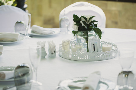 装饰精美的桌子供客人使用。