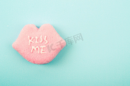 带有“KISS ME”文字的糖果