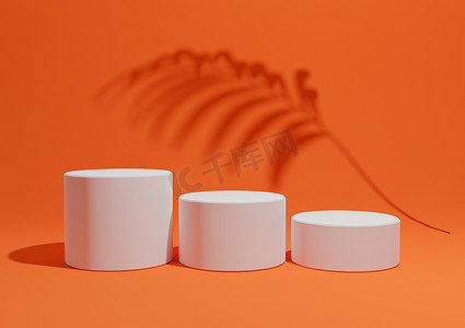 霓虹橙色、鲜红色、3D 渲染一个简单、最小的产品展示组合背景，在自然产品的背景中有三个讲台或展台和棕榈叶阴影