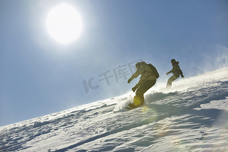 自由式滑雪板跳跃和骑行