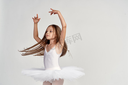 穿着白色服装足尖鞋芭蕾舞短裙的女孩芭蕾舞女演员浅色背景裁剪视图