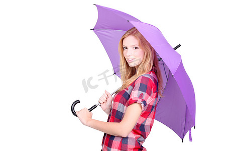 漂亮的年轻女子在明亮的紫色伞下