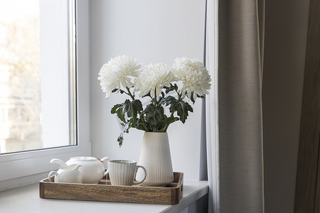 七十年代风格的凹槽花瓶中的三朵白菊花。