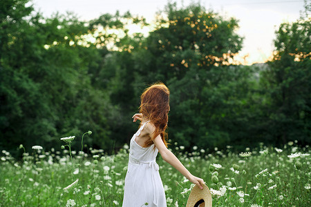 清新空气摄影照片_大自然田野里的漂亮女人 白裙子 清新空气