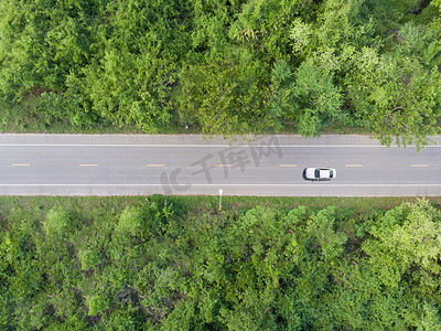 汽车经过 b 时穿过森林的道路的鸟瞰图