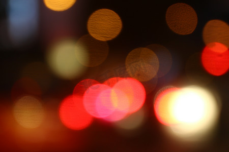 照明红色散景背景黑色豪华夜抽象多色灯，城市夜光模糊散景彩色离焦背景