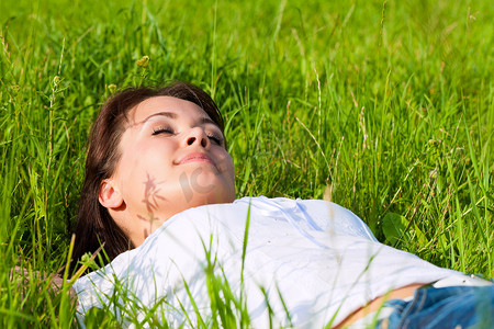 躺在草坪上做梦的女人