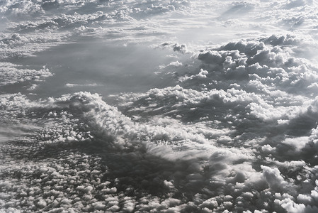 飞机日出时的过滤图像不真实且戏剧性的高积云形成