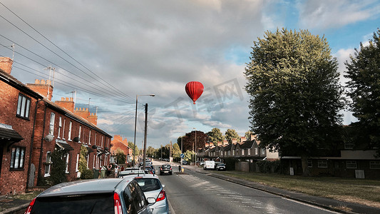 马路上空的红色气球