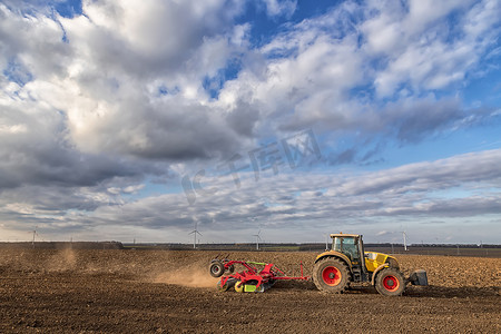拖拉机为播种和耕种准备地面。