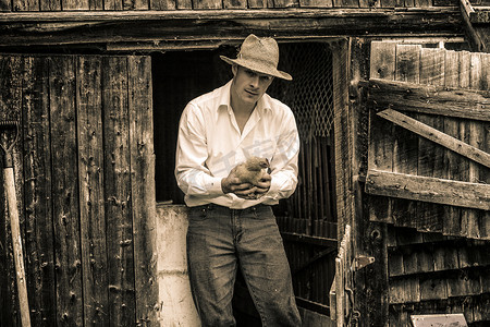 鸡年摄影照片_年轻的农民和一只鸡