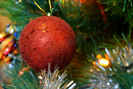 树上的圣诞球，有灯光和星星