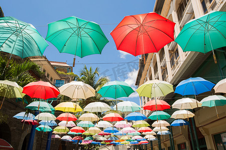 多彩多姿的雨伞背景。