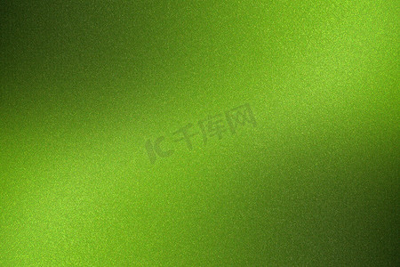 发光的拉丝绿色金属墙面，抽象纹理背景