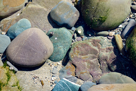布德咸水池中的彩色岩石