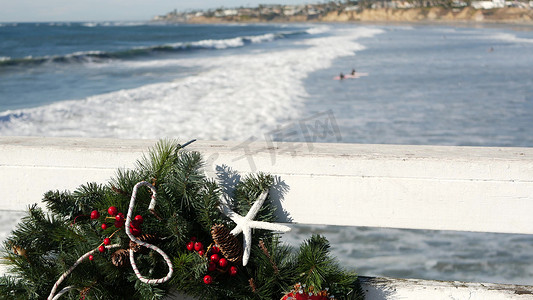在码头的圣诞花环，在海洋海岸的新年，在圣诞节的加利福尼亚海滩。