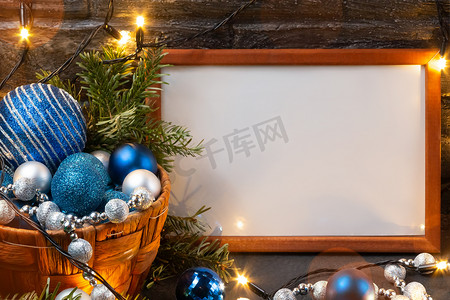圣诞组合物，配有木框、篮子里的灯光和装饰品、复制空间、文字位置