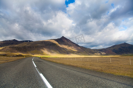 冰岛风景路，色彩鲜艳生动的主题