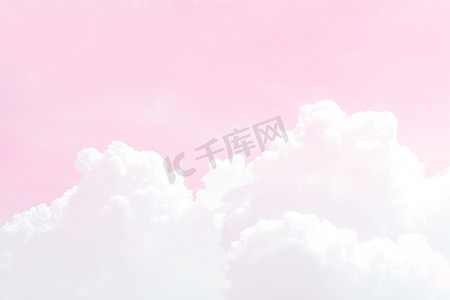 模糊的天空柔和的粉红色云，模糊的天空柔和的粉红色柔和的背景，爱情情人节背景，粉红色的天空清晰柔和的柔和背景，粉红色柔和的模糊天空壁纸