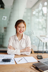 数据分析、计划、营销、会计、审计、亚洲女商人的肖像规划营销使用统计数据表和计算机在会议上展示营销计划项目。