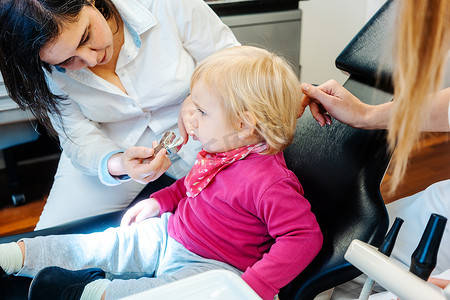牙齿矫正医生检查小孩的牙齿