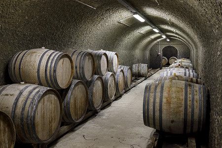 匈牙利埃格尔附近的带桶的酒窖，称为 Bikaver 的传统葡萄酒
