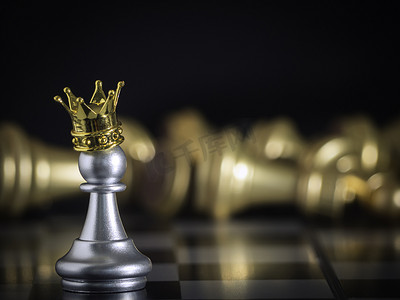 一个银色的棋子站在船上的战斗象棋游戏中加冕，有金色的象棋背景。