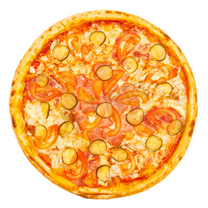 传统经典摄影照片_美味的经典意大利比萨饼，配有鸡肉、西红柿、黄瓜和奶酪