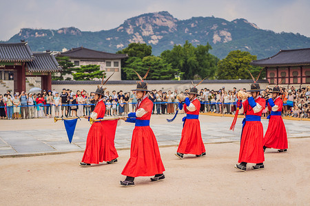 韩国 — 2019年8月28日：韩国首尔景福宫国王宫殿卫兵换岗