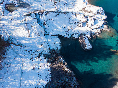 冬季蓝色湖泊的鸟瞰图