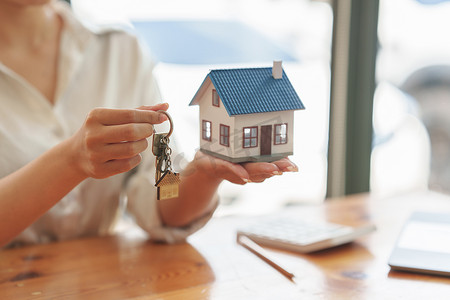 签署购房协议后关闭女商人或房地产经纪人给房子钥匙。