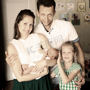 肖像-爸爸、女儿和妈妈带着刚出生的婴儿