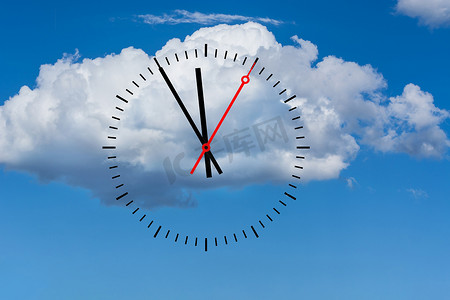 时钟表盘显示 12 点之前 5 点的时间，带有天空和云背景