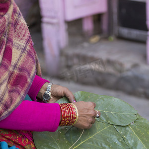 尼泊尔妇女在加德满都市场卖水果和蔬菜，