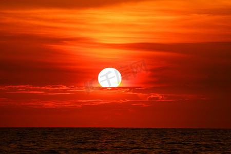 夕阳的最后一道光在天空云彩周围的太阳在海上