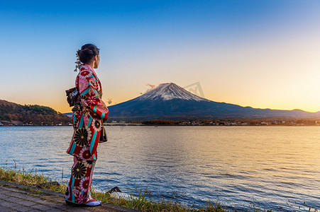 穿着日本传统和服的亚洲妇女在富士山。