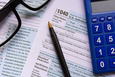 税表 1040。带计算器的美国个人所得税申报表。