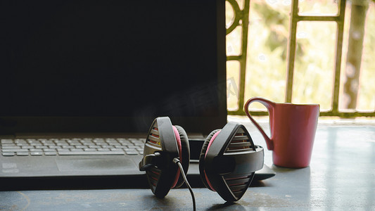 便携式耳罩式双耳 USB 耳机，带麦克风降噪和超声波音量调节器耳机，适用于计算机、Skype，早上在窗户阳光下放置在笔记本电脑附近。
